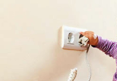 Nhét chìa khóa vào ổ điện, bé 2 tuổi bị điện giật chết tại Quảng Bình