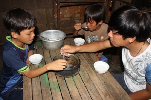 Xót xa cảnh 3 anh em côi cút, đói rách trong căn nhà sắp sập