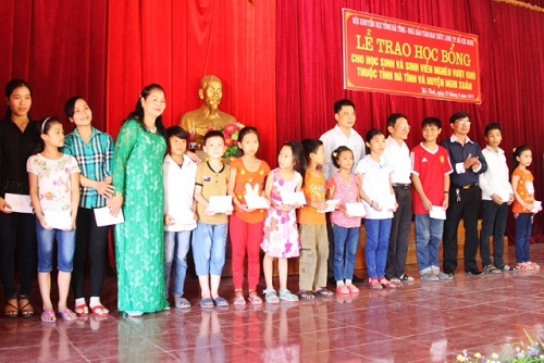 Hà Tĩnh: 300 suất học bổng được trao cho học sinh, sinh viên vượt khó học giỏi