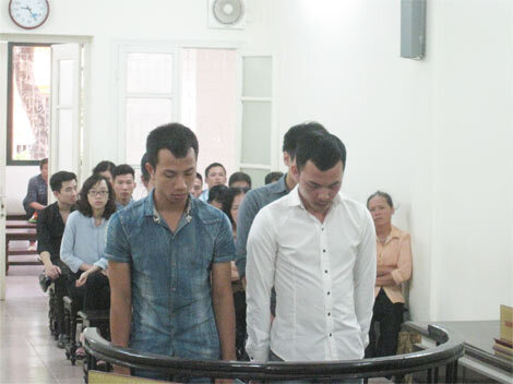 Cựu sinh viên rủ bạn gái đưa ảnh ‘nóng’ của gái gọi lên mạng