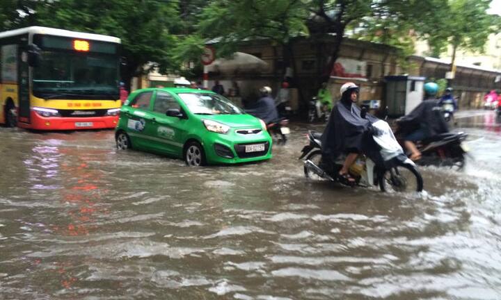 Hà Nội ngập nặng sau trận mưa lớn sáng sớm nay
