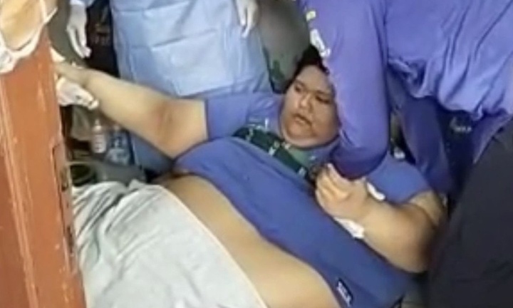 Dùng xe nâng để đưa người đàn ông nặng 300 kg đến bệnh viện