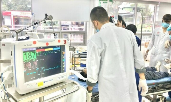 Người phụ nữ ngừng tim được các bác sĩ cứu sống sau 12 lần sốc điện