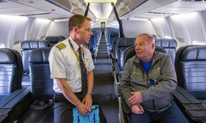 Người đàn ông bay 37 triệu km với tấm vé trọn đời mua từ năm 1990