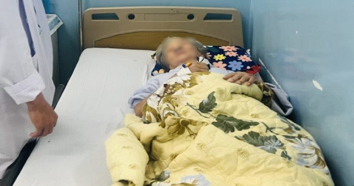 Ăn cháo hải sản, cụ bà phải cấp cứu vì lỡ nuốt luôn vỏ sò vào bụng