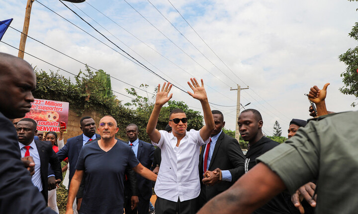 Kylian Mbappe được xe bọc thép vũ trang hộ tống khi về thăm quê cha