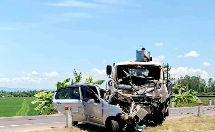 Tin tức tai nạn giao thông mới nhất ngày 12/7: Ô tô biến dạng sau cú lao vào đầu xe tải, tài xế tử vong