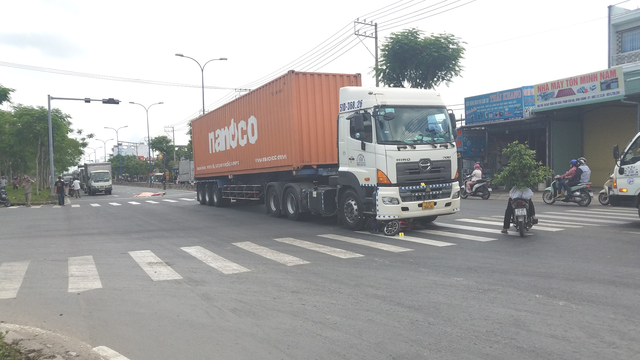 Tin tức tai nạn giao thông mới nhất ngày 13/7: Xe container cuốn xe đạp điện vào gầm làm một phụ nữ tử vong