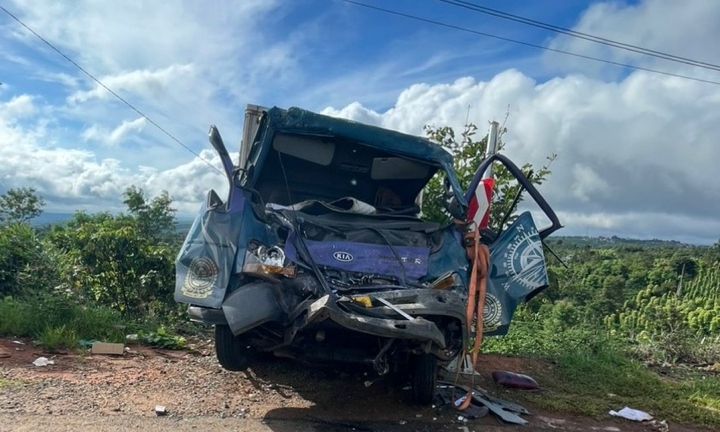 Tin tức tai nạn giao thông mới nhất ngày 15/7: Va chạm giữa xe khách và xe tải, tài xế bị trọng thương