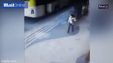 Video: Người phụ nữ bị lốp ô tô văng trúng, ngã đập mặt xuống đất