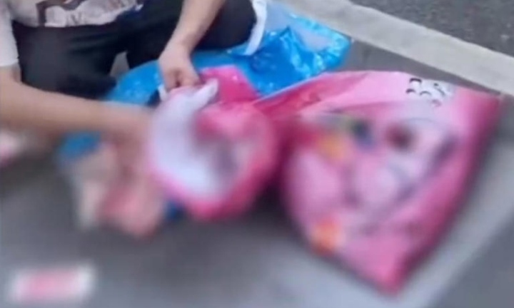 Người đàn ông mang hơn 2 tỷ đồng ra đường phân phát, sự thật khiến ai nấy đều xót xa