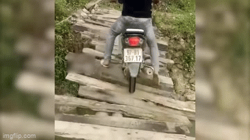 Video: Cố tình lái xe máy qua cây cầu gỗ xập xệ, nam thanh niên nhận bài học nhớ đời