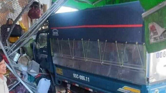 Xe tải mất lái tông vào nhà dân, 3 người thương vong