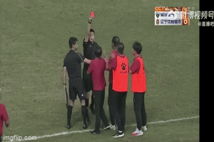 Hy hữu: HLV Trung Quốc ngất xỉu sau khi tát trọng tài