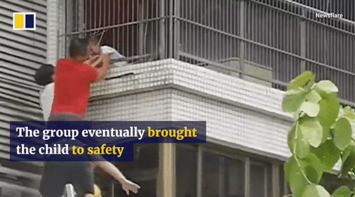 Thót tim giây phút giải cứu bé trai mắc kẹt trong 