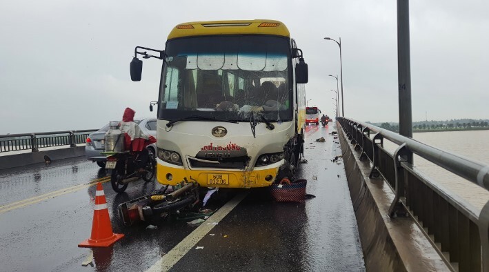 Tin tức tai nạn giao thông mới nhất ngày 31/7:Xe khách mất lái tông người đi xe máy tử vong