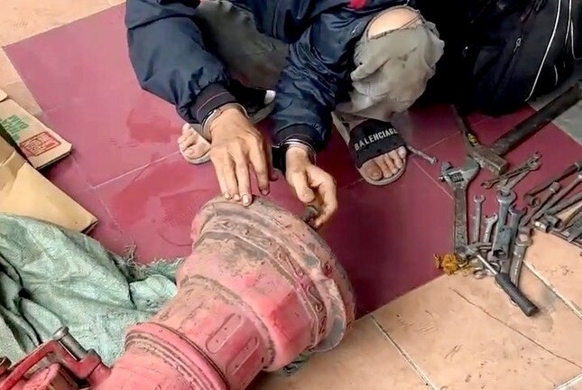 Giả vờ gom ve chai, người đàn ông tháo trộm trụ nước chữa cháy
