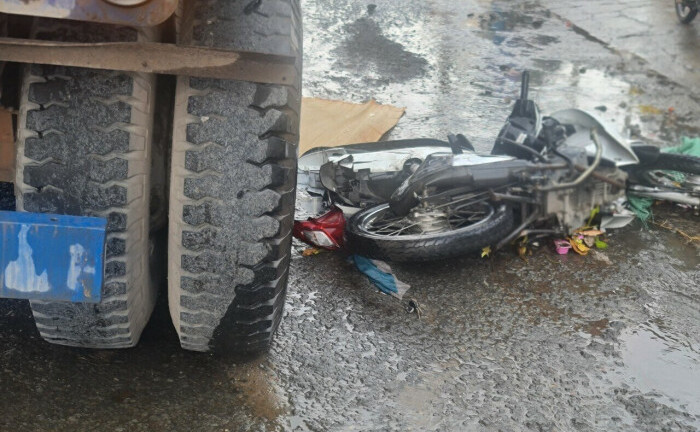 Tin tức tai nạn giao thông mới nhất ngày 4/8: Va chạm với xe container, người đàn ông đi xe máy tử vong tại chỗ