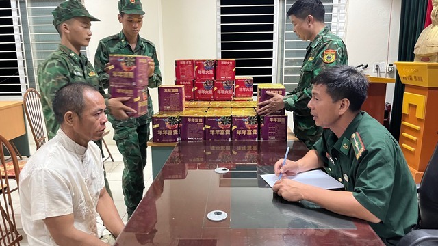 Bắt giữ đối tượng vận chuyển 168kg pháo lậu qua biên giới