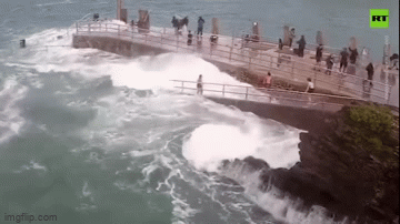 Thót tim khoảnh khắc cô gái trẻ bị cuốn ra biển khi đang chơi đùa cùng bạn