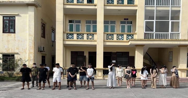 Bắt quả tang 21 nam nữ thanh niên 