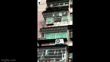 Nghẹt thở giây phút giải cứu bé gái bị mắc kẹt trên ban công tầng 5