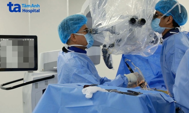 Thang máy bất ngờ rơi tự do, người phụ nữ bên trong nhập viện vì đa chấn thương