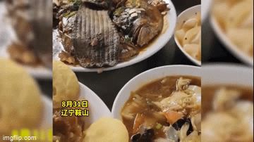 Trung Quốc: Thực khách kinh hãi khi phát hiện nguyên một miếng lót giày bên trong đĩa cá kho