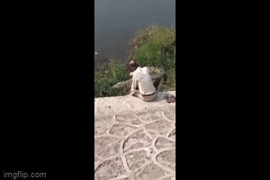 Say rượu, người đàn ông ngồi vỗ về hàn huyên tâm sự với cá sấu