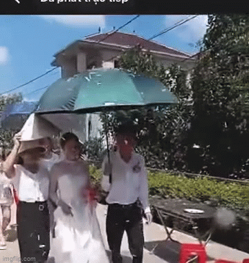 Xôn xao clip cô dâu bị người yêu cũ của chú rể tạt bùn vào mặt trong ngày cưới