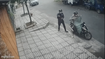 Hai thanh niên nghi trộm chó bị ô tô tông ngã nhào ra đường ở TP.HCM