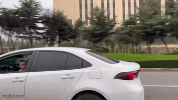 Xôn xao đoạn video người phụ nữ vừa bế con vừa lái xe ô tô chạy trên đường