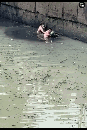 Bị CSGT phạt vì chở hàng, người vi phạm năn nỉ không được liền nhảy xuống kênh tự tử