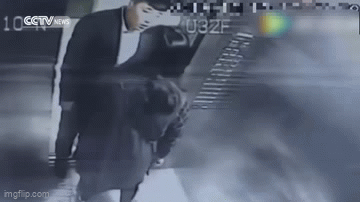 Góp ý đừng hút thuốc khi gần trẻ con, người phụ nữ bị gã đàn ông đánh đập dã man ngay trong thang máy