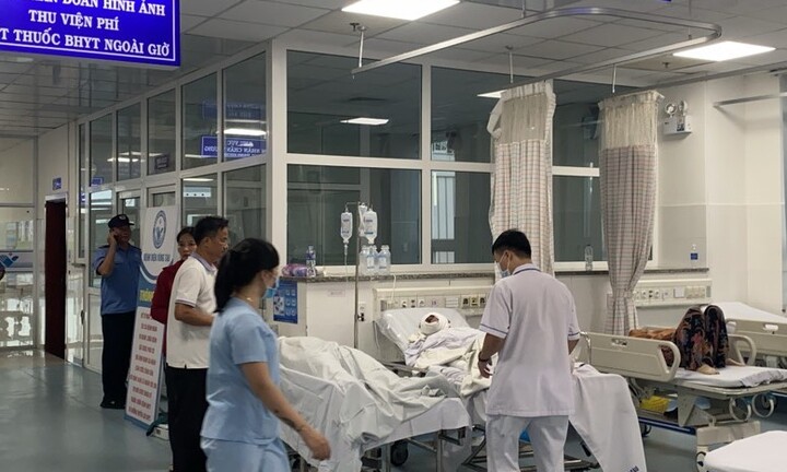 Nghi dây câu vướng vào đường dây điện trung thế, 3 người bị điện giật nguy kịch