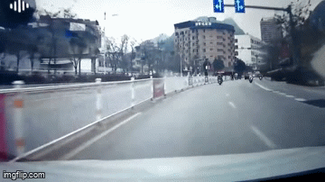 Cậu bé bất ngờ rơi xuống đường, người bố vẫn thản nhiên lái xe đi tiếp