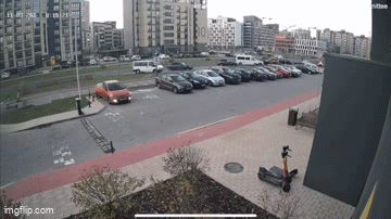 Bà mẹ bất cẩn lái xe chèn qua người con trai 5 tuổi, diễn biến sau đó khiến nhiều người hoảng hốt