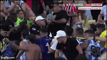 CĐV đánh nhau trước trận đấu, Lionel Messi và đồng đội bất lực rời sân