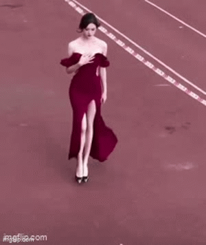 Vô tình bị quay lén, nữ sinh gây sốt khắp cõi mạng bởi nhan sắc tựa nữ thần tại lễ khai mạc hội thao của trường