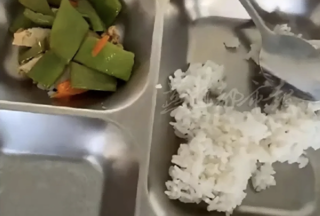 Con gái khen cơm ở trường ngon miệng, người mẹ kiểm tra đột xuất thì phát hiện sự thật đau lòng đằng sau