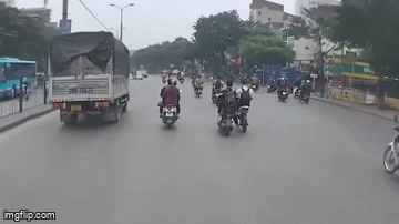 Video: Nam sinh bất ngờ ngã trước đầu xe ô tô vì đẩy xe đạp điện cho bạn