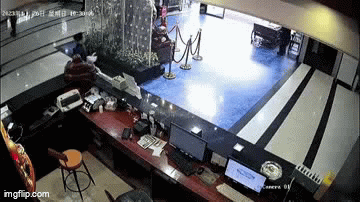 Clip: Xe BMW mất lái đâm thẳng vào nhà hàng, nhân viên lễ tân thoát chết trong gang tấc