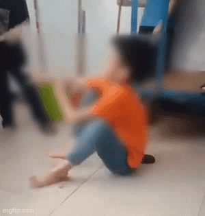 Nam sinh bị bạn học dùng gậy đánh đập dã man trong ký túc xá, thái độ của những người xung quanh khiến dân mạng phẫn nộ