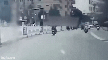 Video: Người mẹ bất cẩn đánh rơi con xuống đường nhưng không hề hay biết