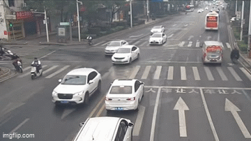 Rùng mình cảnh xe máy vượt đèn đỏ, 2 nữ sinh bay lên nóc ô tô sau va chạm