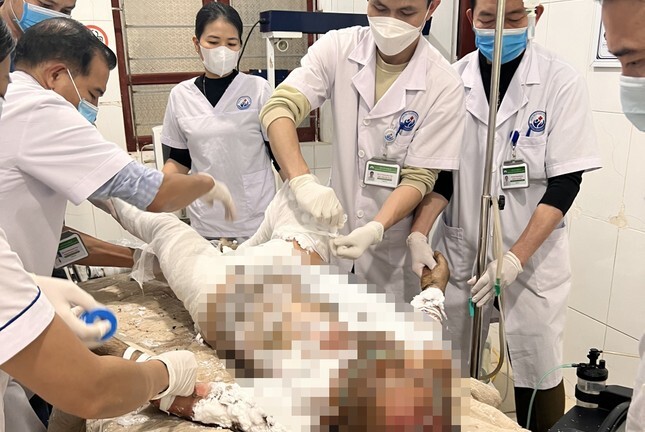 Nghi do mâu thuẫn với vợ, người chồng đổ xăng lên người tự thiêu