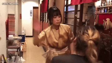 Độc lạ: Quán ăn tại Nhật Bản gây sốc với dịch vụ tát thực khách