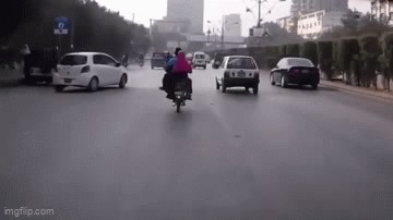 Thót tim cảnh cả gia đình ngã xuống đường do váy cuốn vào bánh xe máy