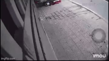 Kiểm tra nồng độ cồn, Thiếu tá CSGT ở Nghệ An bị thanh niên lao xe máy vào người