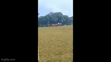 Video: Ẩu đả trên sân, trọng tài rút dao đâm cầu thủ